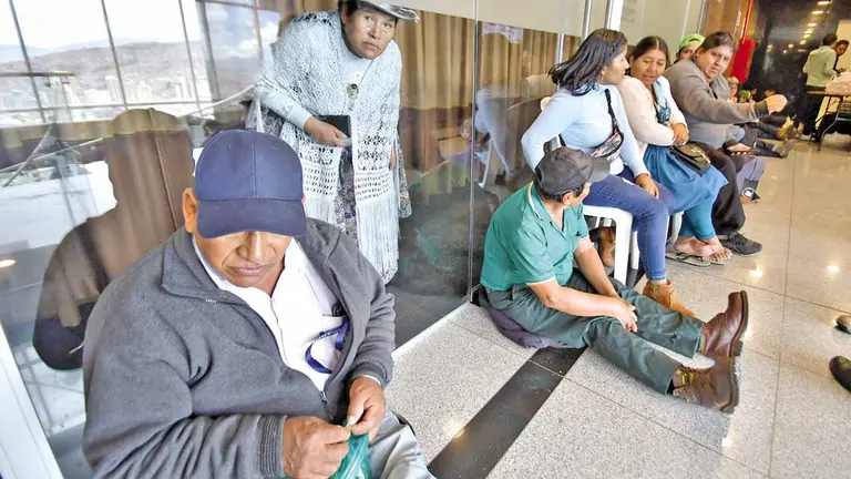 Un grupo de personas realiza vigilia en la Asamblea Legislativa Plurinacional./ APG