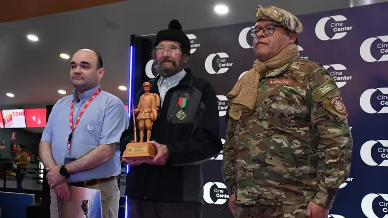 El gran cineasta boliviano Jorge Sanjin&eacute;s (c), junto al comandante