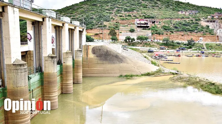 El bajo nivel de agua de La Angostura, represa en el Valle Alto./ NOÉ PORTUGAL