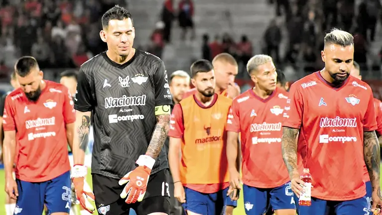 Jugadores del Imperio Escarlata se retiran del campo de juego tras la derrota (1-2) frente a la Academia./ NOÉ PORTUGAL