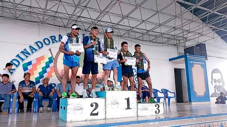 H&eacute;ctor Garibay, David Ninavia y Jorge Gonz&aacute;les en el podio de ganadores del 10K del Tr&oacute;pico. KAWSACHUN COCA.