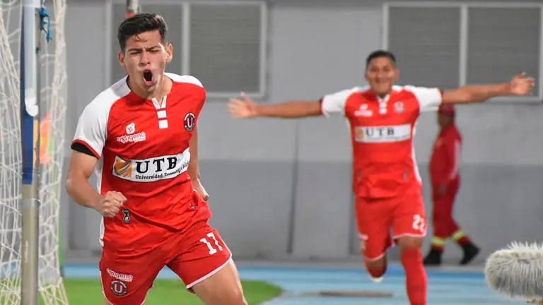Jugadores de la U de Vinto festejan el tanto de la victoria frente a Independiente. / No&eacute; Portugal