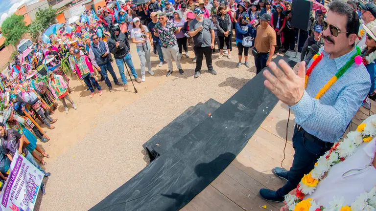 El alcalde de Cochabamba, Manfred Reyes Villa entregando obras y dando un discurso. GAMC
