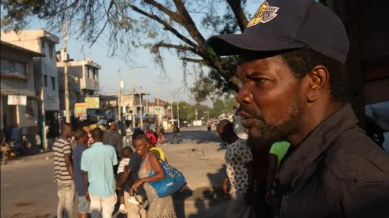 Un oficial haitiano vigila las calles de la isla. RRSS