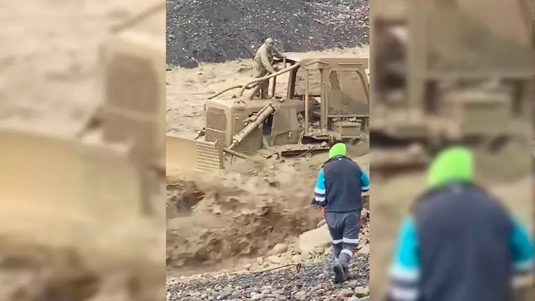 Un trabajador que se encontraba en la zona fue sorprendido por el desborde del rio Aruntaya mientras se encontraba en su tractor. Captura