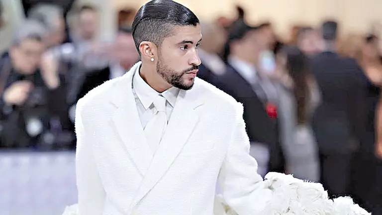 Bad Bunny en la alfombra de una versi&oacute;n pasada de los Oscar./ LA LISTA