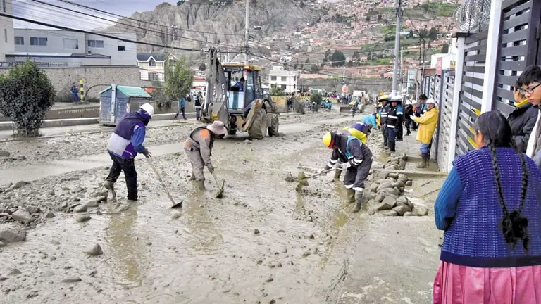 Personal de la Alcald&iacute;a de La Paz realiza trabajos de limpieza tras desborde del r&iacute;o Aruntaya./ AMUN