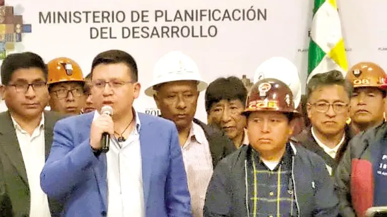 Autoridades del Gobierno y representantes de la COB./ ERBOL