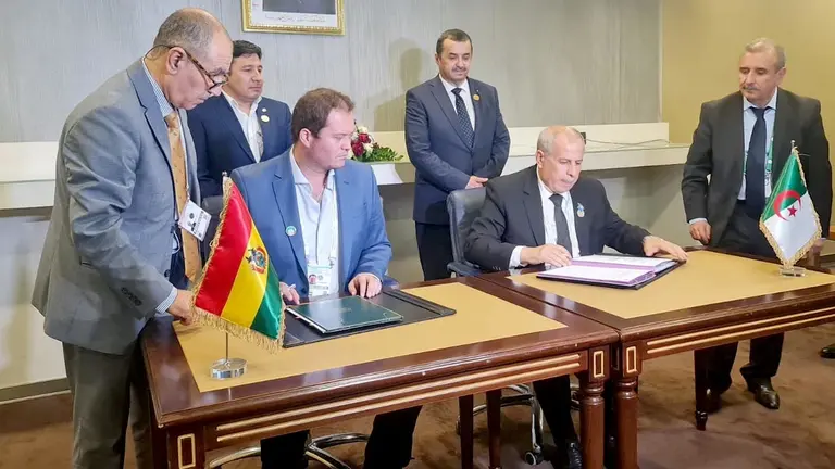 Firma de convenio en Argelia./ ERBOL