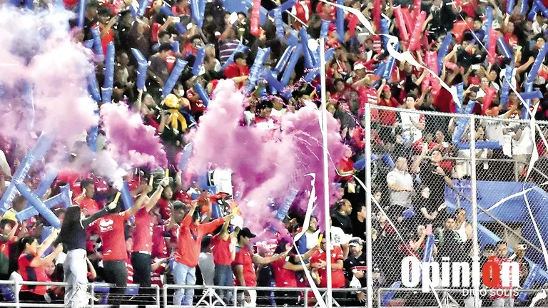 Hinchada de Wilstermann presente en el estadio F&eacute;lix Capriles./ DICO SOL&Iacute;S