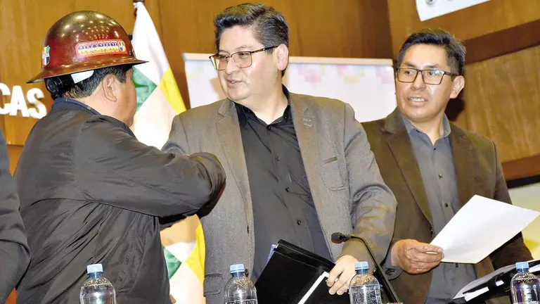 El ministro de Econom&iacute;a, Carlos Montenegro (c), y el representante de la COB./ APG