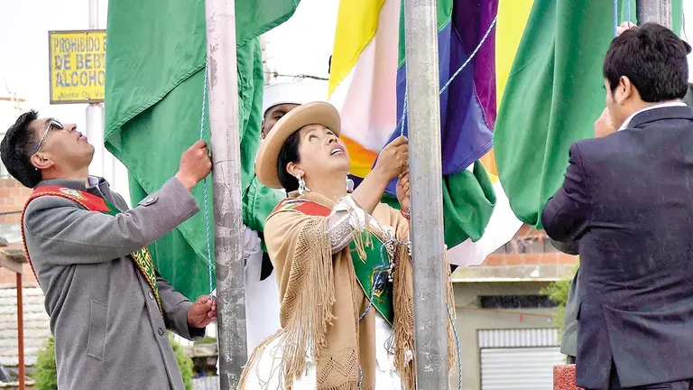 La alcaldesa Eva Copa durante la iza de la bandera./ APG