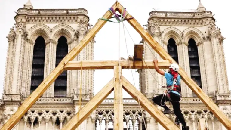 Un obrero realiza refacciones en la catedral de Par&iacute;s./ INFOBAE