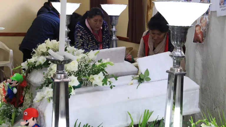 Velatorio de C&eacute;sar y Daniel, ni&ntilde;os asesinados en El Alto. APG