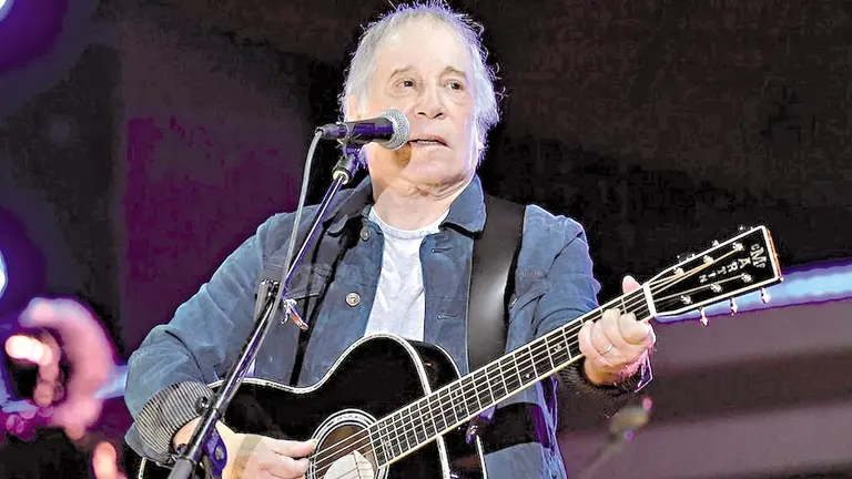 Paul Simon interpretando una canci&oacute;n en escenario./  INFOBAE