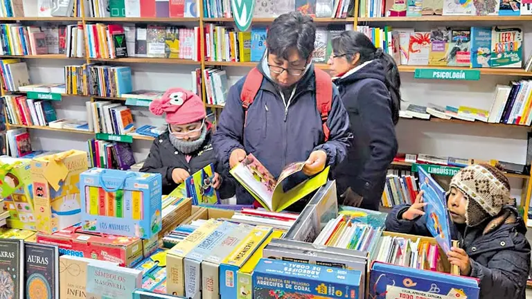 Visitantes recorren la muestra literaria en El Alto./ ROBERTO GUZMÁN