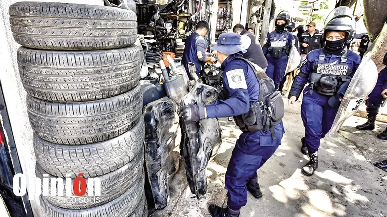 El operativo de la Intendencia en la avenida Siles, este 7 de marzo./ DICO SOL&Iacute;S