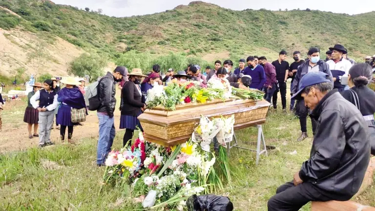 Entierro de Justina Clemente Mamani en el cementerio de El Abra. / VOCES LIBRES