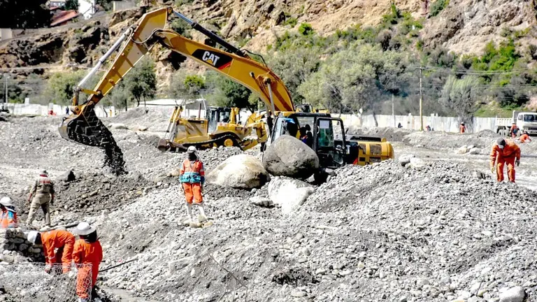 Maquinaria pesada realiza trabajos en la zona Sur de La Paz./ PRENSA PRESIDENCIA