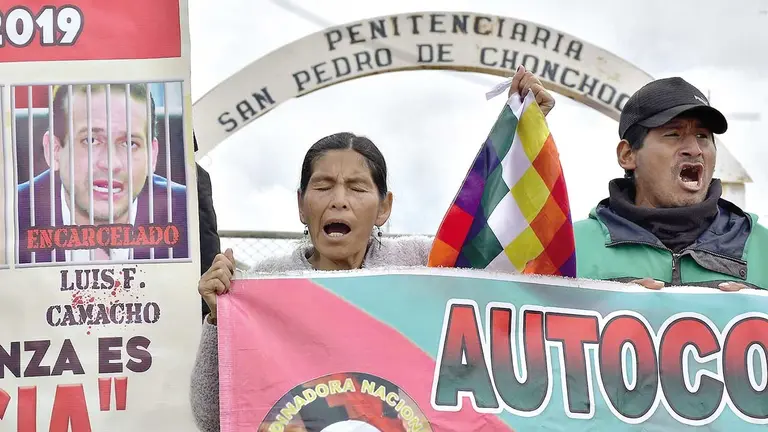 Un grupo de personas realiza vigilia en el penal de Chonchocoro para evitar la salida del gobernador Luis Fernando Camacho./ APG