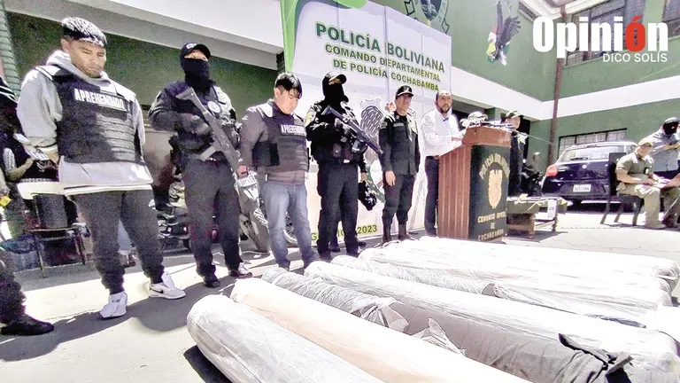 Aprehenden a dos personas por robar dinero y rollos de tela./ DICO SOLIS