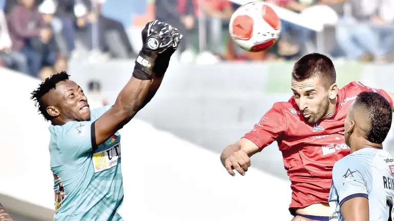 David Akologo (i) despeja una pelota durante el cl&aacute;sico valluno 157 en el estadio F&eacute;lix Capriles./  DICO SOL&Iacute;S