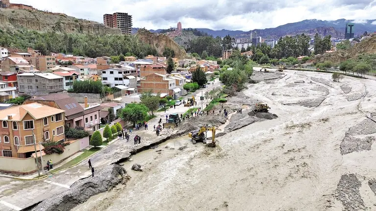 (Foto referencial) Las intensas lluvias causaron el desborde de r&iacute;os en la ciudad de La Paz./ APG