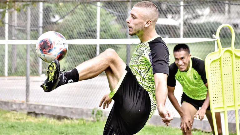 Felipe Pasadore toca un bal&oacute;n en una pr&aacute;ctica./ DICO SOL&Iacute;S