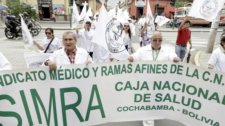 Marcha de médicos rechazando la jubilación "forzosa" a los 65 años./ APG