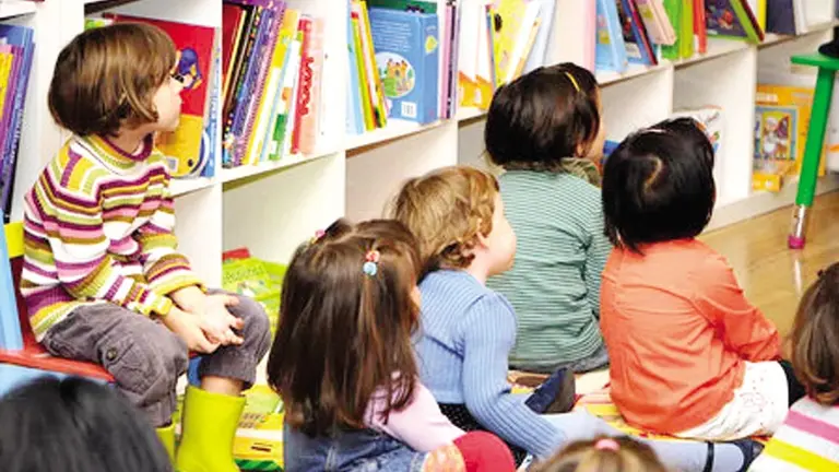 Ni&ntilde;os atienden a una narraci&oacute;n oral./ ACADEMY FORMACI&Oacute;N