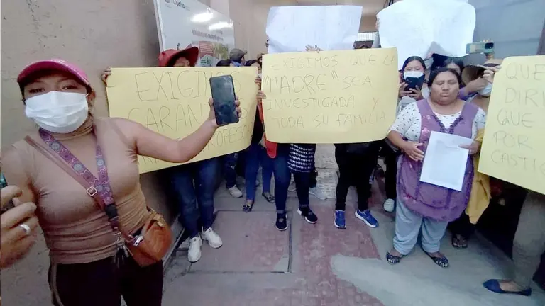 Protesta a favor del profesor sindicado de "sustracci&oacute;n de menor"./ DICO SOL&Iacute;S