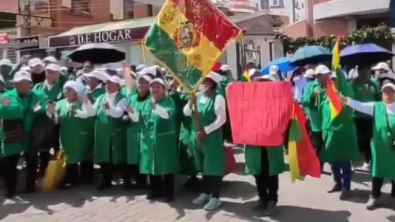 Vendedoras que trabajan en el Hernando Siles protestan en oficinas de la FBF, en La Paz. Ox&iacute;geno.bo