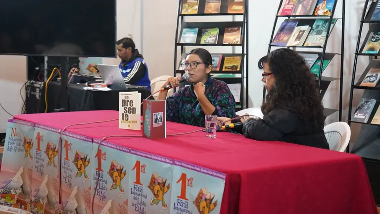La escritora Quya Reyna en la Feria Internacional del Libro en El Alto. CDDLLP