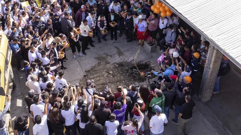 Puesta de la piedra fundamental para refaccionar la unidad educativa. ALCALD&Iacute;A DE COCHABAMBA