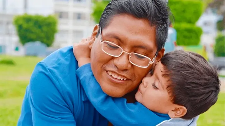 Imagen referencial de un padre con su hijo. Shutterstock