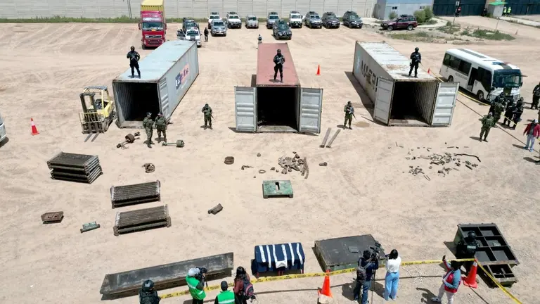 Los contenedores secuestrados con la droga en el departamento de Oruro./ MINISTERIO DE GOBIERNO