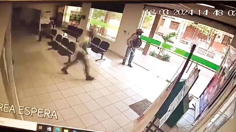 C&aacute;maras de vigilancia captan el asalto armado./ CAPTURA DE PANTALLA
