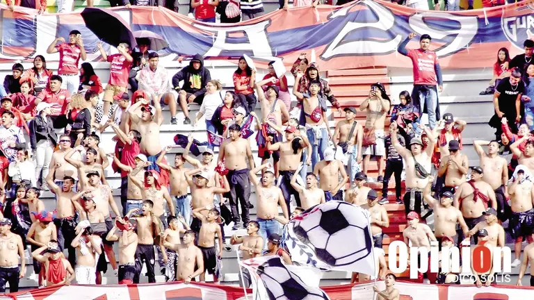 Una imagen de hinchas de Wilster, en un partido./ DICO SOL&Iacute;S