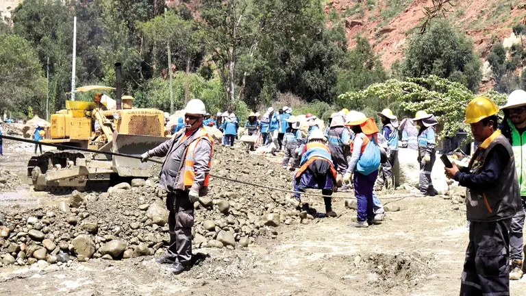 Equipos de emergencia realizan tareas de limpieza en una de las zonas afectadas en La Paz./ APG