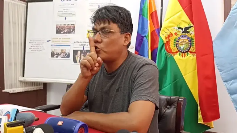 El diputado H&eacute;ctor Arce, en conferencia de prensa./ ERBOL