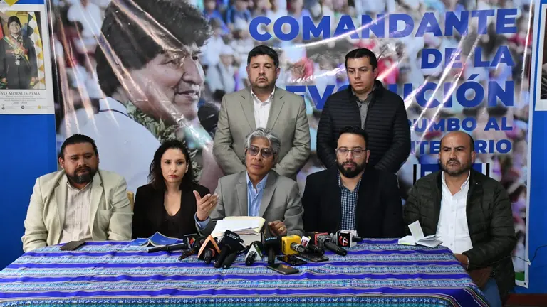 El equipo jur&iacute;dico af&iacute;n a Evo Morales, en conferencia de prensa. APG