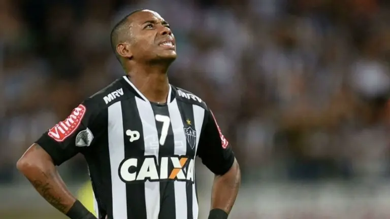 Robinho, exjugador profesional de Brasil. X
