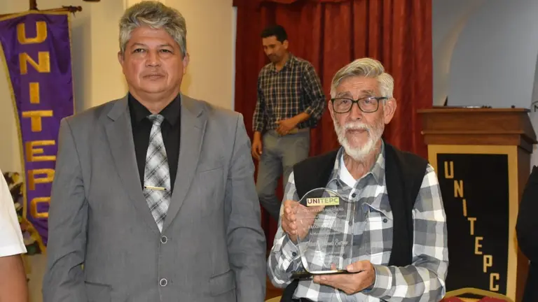 Alberto Villalpando Buitrago (d), distinguido por la Unitepc en Cochabamba. NO&Eacute; PORTUGAL
