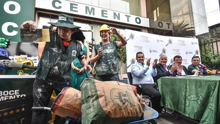El lanzamiento de la promoci&oacute;n "En busca del ticket dorado", de COBOCE R.L. DICO SOL&Iacute;S