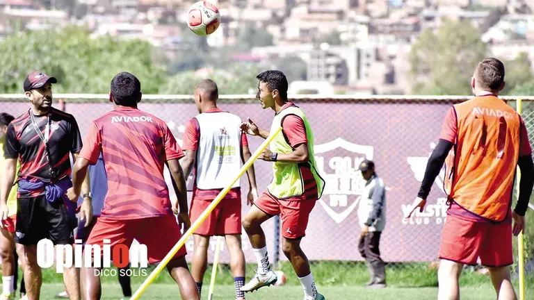 Jugadores del Imperio Escarlata realizan un trabajo con bal&oacute;n, durante una pr&aacute;ctica en su complejo de Alalay./ DICO SOL&Iacute;S