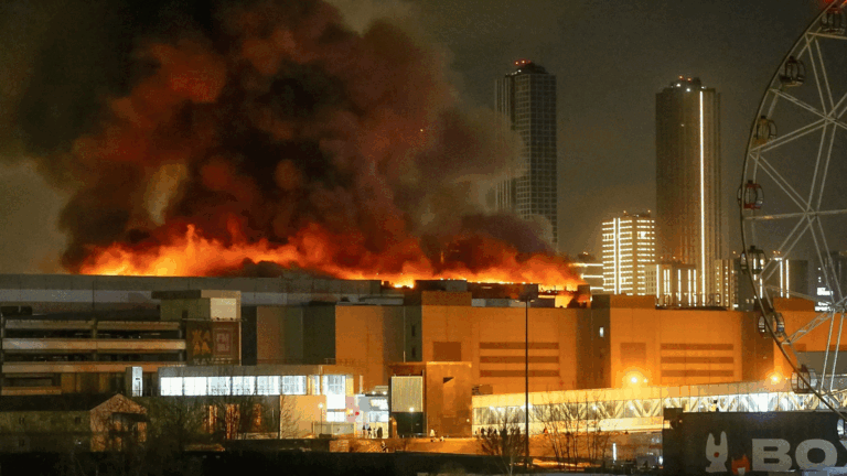 Vista del incendio registrado en el teatro de Mosc&uacute;.