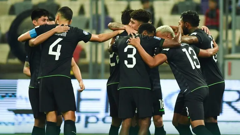 Jugadores de la Selecci&oacute;n, durante una acci&oacute;n del partido./ FBF