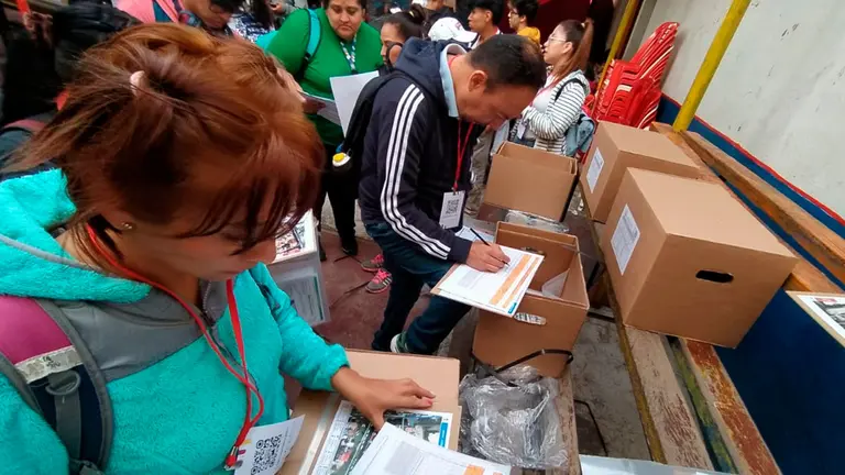 Censistas recogen su material para salir a las calles./ DICO SOL&Iacute;S