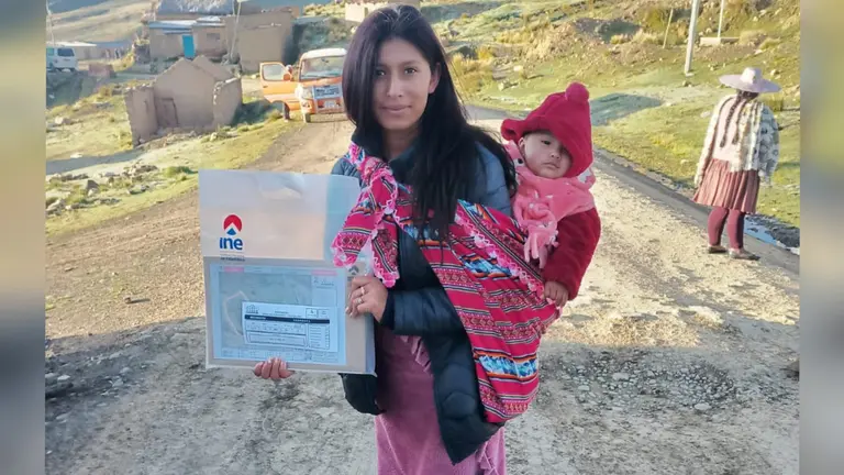 Una joven censista en Cocapata, Cochabamba. INE
