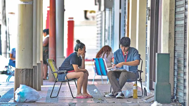 Censista realiza encuesta a una joven en Santa Cruz./ APG